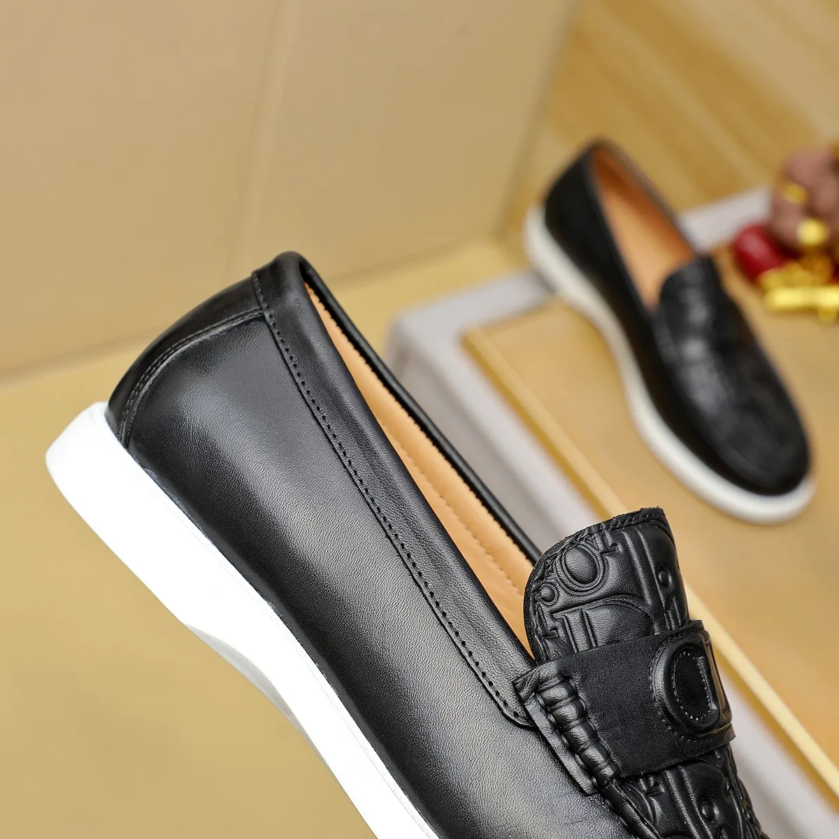Men's clothing and shoes 💰460 💰🔥[Dior] High-end top-notch 🔝 purchasing agent 🔍🔍The latest 🇺🇸 counters are on sale simultaneously, original Italian brand · brand totem cloth sewn with brand cloth label · paired with calfskin · (high-end, nobility and class) exquisite workmanship (cow Leather lining) Sole: Original two-color sole ⚠️outsole specially provided by the original factory. Comfortable, wear-resistant, non-slip, real-life photoshoot🎬The real thing is more beautiful🔍Color: Color optional💕💕Number of yards: 39-44 (customized at 38.45.46)...